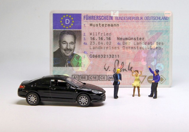 řidičský průkaz a miniaturní figurky